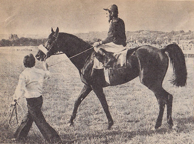 Imagen en blanco y negro de una persona con un caballo

Descripción generada automáticamente